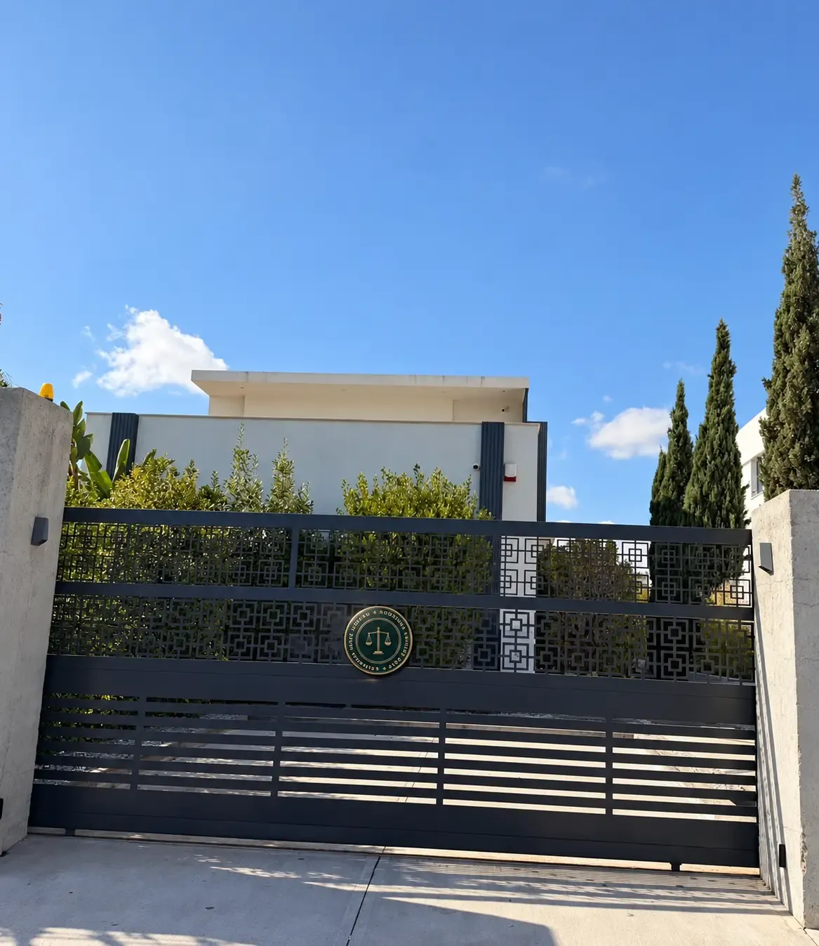 Büronun bahçe kapısı