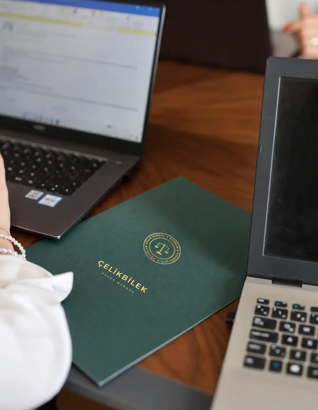 Masa üzerinde büro dosyası