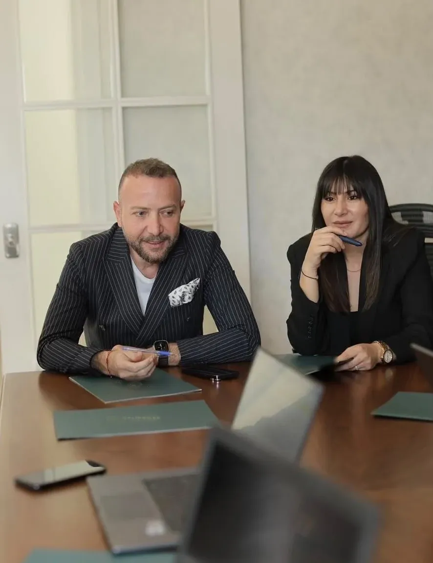 Toplantı masasında iki kişi